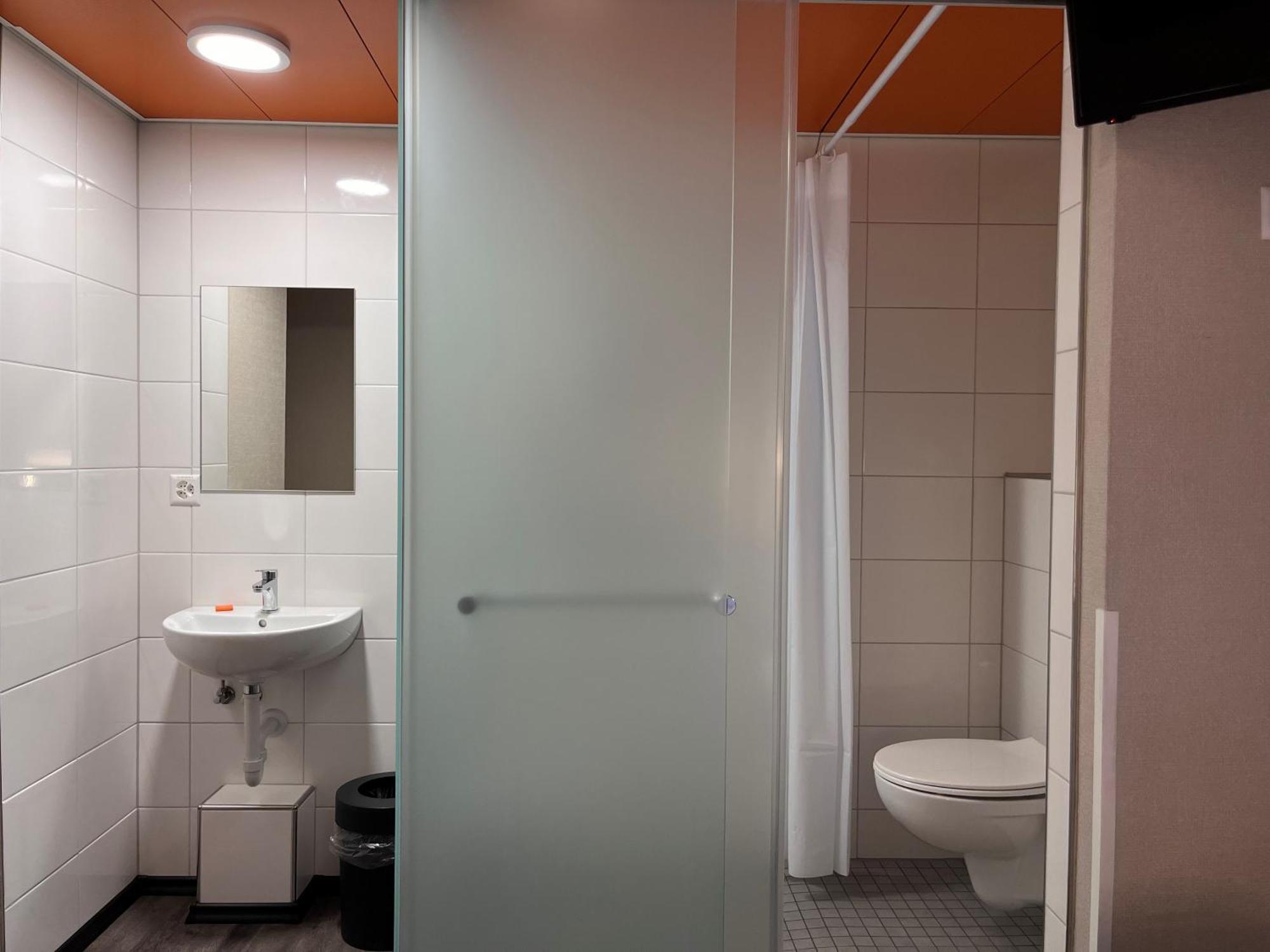 Easyhotel Zuerich Main Station Exterior foto