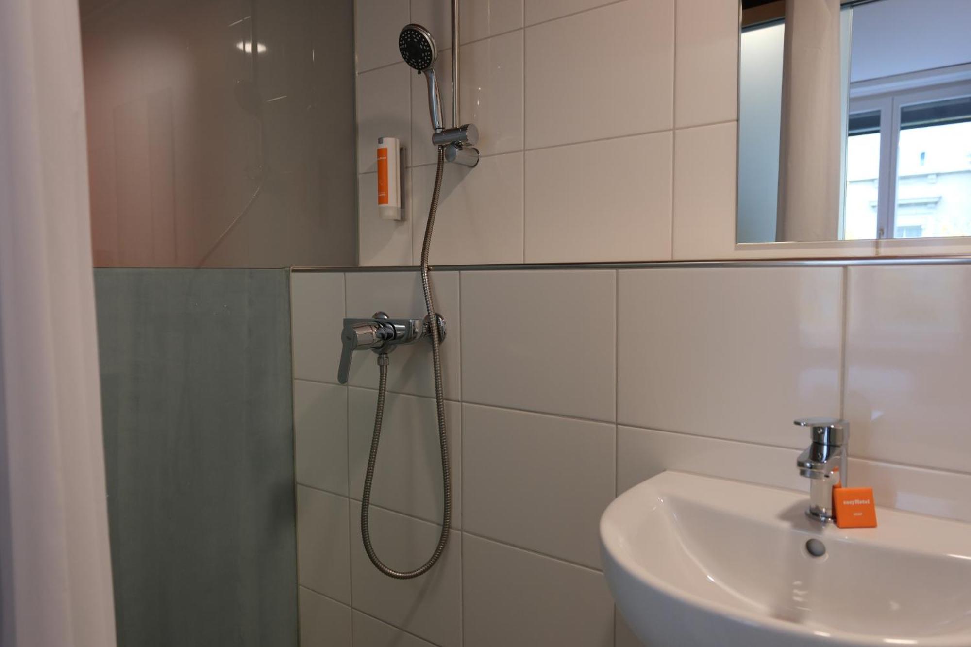Easyhotel Zuerich Main Station Zimmer foto