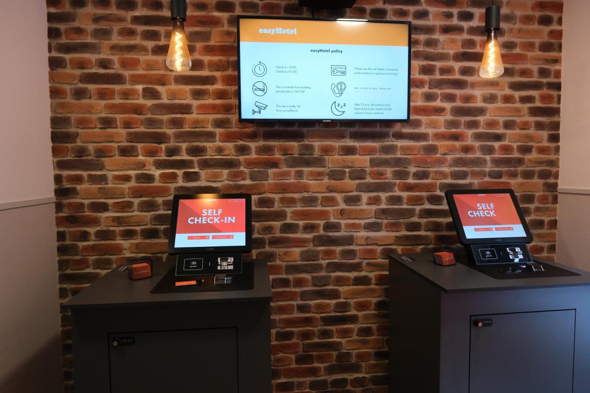 Easyhotel Zuerich Main Station Exterior foto