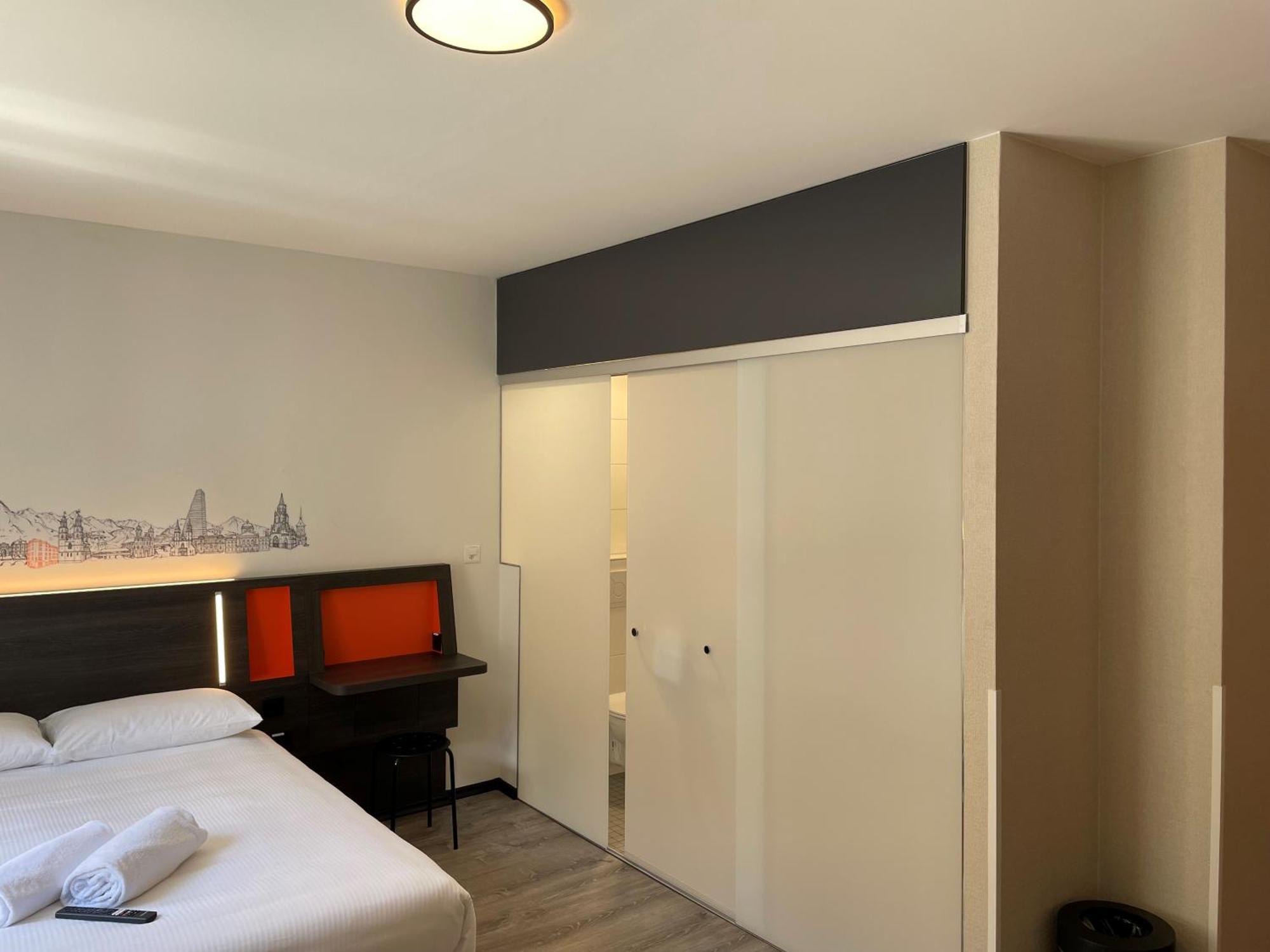 Easyhotel Zuerich Main Station Exterior foto