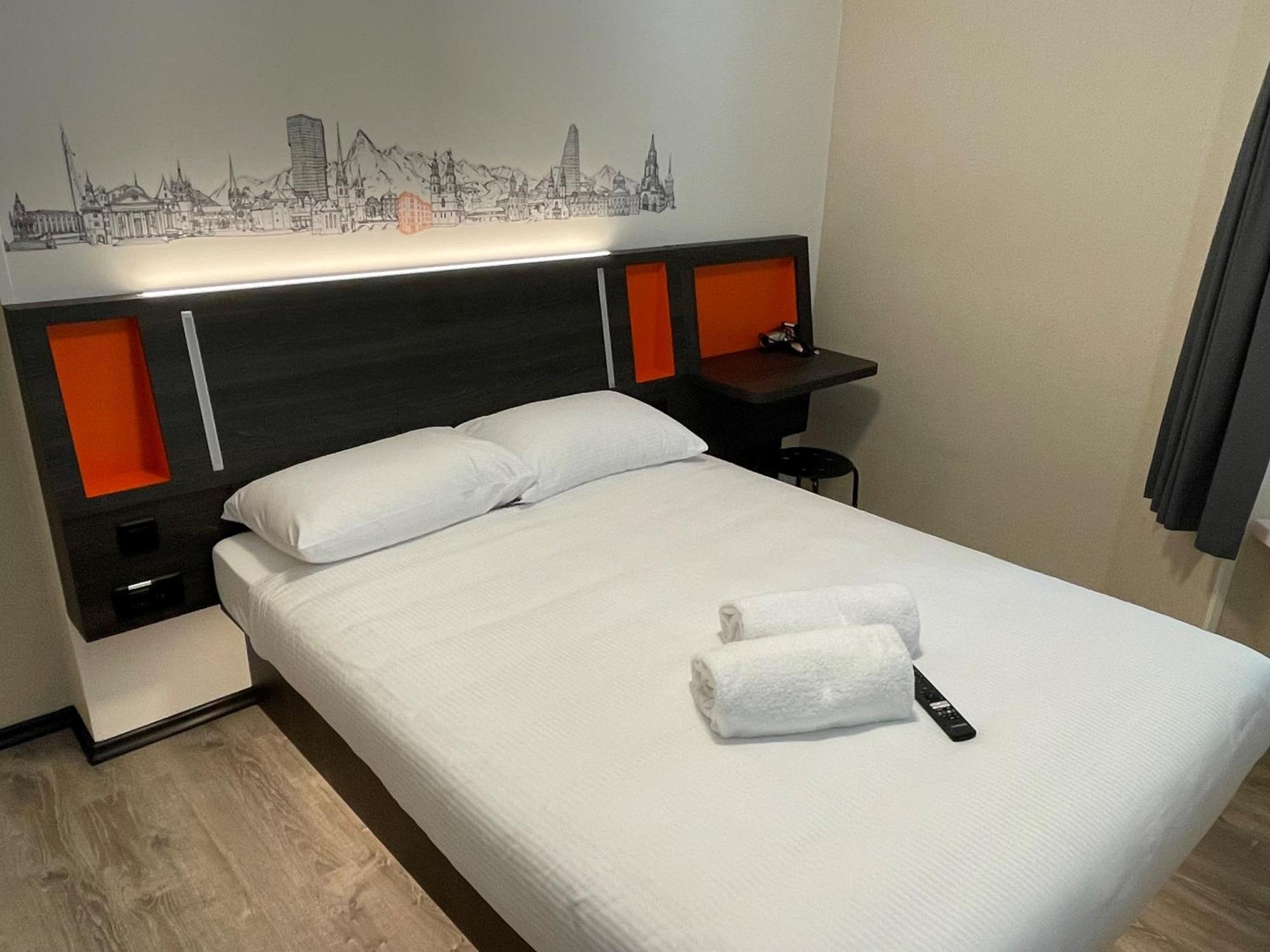 Easyhotel Zuerich Main Station Exterior foto